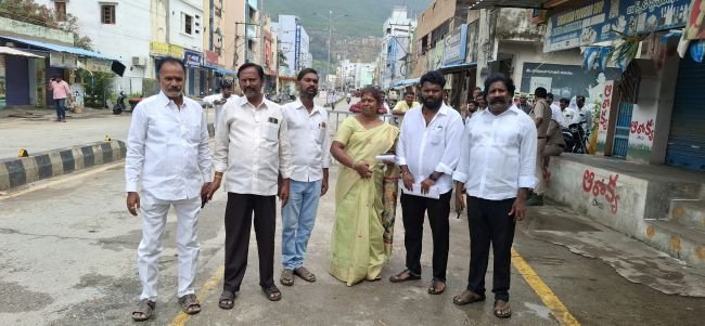 ఉత్కంఠకు తెర -ముగిసిన నామినేషన్ల ఘట్టం  -మూడవరోజు ఉద్రిక్తతల మధ్య కొనసాగిన నామినేషన్ల పర్వం  -మందకొడిగా సాగిన నామినేషన్లు  -ఆసక్తి చూపని పలు పార్టీల అభ్యర్థులు  -సుమారు 20 డివిజన్లో కూటమి అభ్యర్థులు ఏకగ్రీవం  -నేడు నామినేషన్ల స్కూటీని 