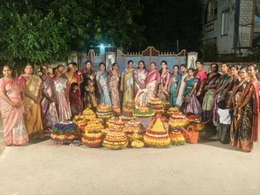 రాజీవ్ గాంధీ నగర్  టేకుచెట్ల బజారులో సద్దుల బతుకమ్మ సంబరాలు