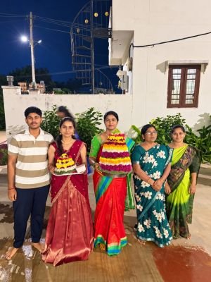 సద్దుల బతుకమ్మతో రామిడి స్వప్న విజయ్ రెడ్డి
