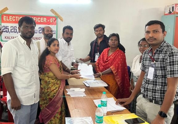 28వ వార్డు అభ్యర్థిగా వెంకట్ కార్తీక్ నామినేషన్  దాఖలు.