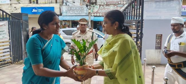 రేపల్లె పట్టణంలో ఎన్నికల ఏర్పాట్లను పరిశీలించిన ఎన్నికల పరిశీలకులు