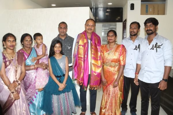 ఉప్పల్‌లో శ్రీ బొడ్రాయి పుష్కర మహా కుంభాభిషేక మహోత్సవాలు: ఎమ్మెల్యే బండారి లక్ష్మారెడ్డికి ఆహ్వాన పత్రిక అందజేత!