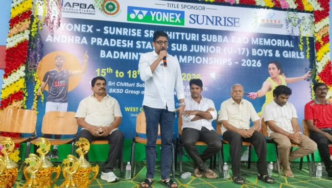 తణుకులో క్రీడా సందడి.. ఘనంగా ముగిసిన రాష్ట్రస్థాయి బ్యాడ్మింటన్ పోటీలు  యువ క్రీడాకారుల ప్రతిభకు వేదికగా ఎస్‌కేఎస్‌డీ విద్యాసంస్థలు  విజేతలకు నగదు బహుమతులు, ట్రోఫీల అందజేత