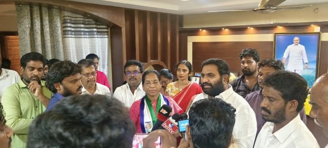 వైయస్సార్ పార్టీ కౌన్సిలర్ అభ్యర్థులు నామినేషన్లు