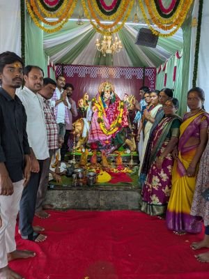 మొరంగపల్లిలో దుర్గామాతకు ప్రత్యేక పూజలు చేసిన మాజీ ఎంపీపీ ఒగ్గు మల్లయ్య యాదవ్ దంపతులు