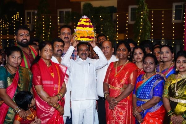 రాబోయే తరానికి బతుకమ్మ ప్రాశాస్థ్యం,తెలంగాణ సంస్కృతీ సాంప్రదాయాలను అందించాలి ---ఎమ్. పి. ఈటల.