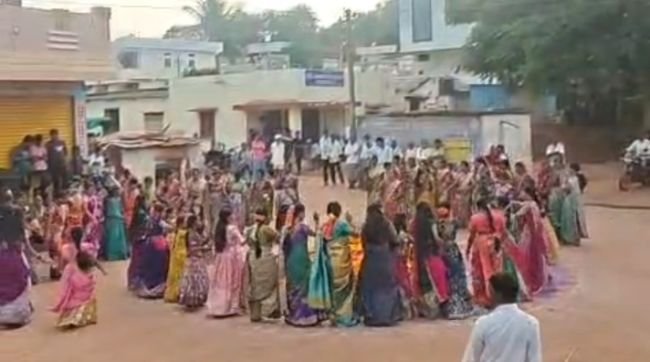సర్పంచ్ లావణ్య మోహన్ ఆధ్వర్యంలో దుర్గం చెరువులో ఘనంగా బతుకమ్మ సంబరాలు