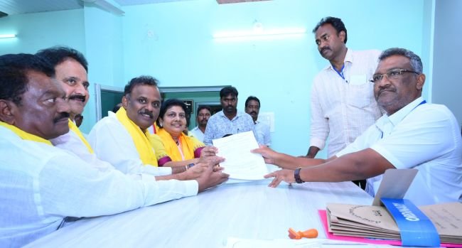 కూటమి చైర్ పర్సన్ అభ్యర్థిగా  అవర్ణ నామినేషన్ దాఖలు