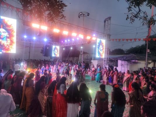 సర్పంచ్ బండ విష్ణువర్ధన్ రెడ్డి ఆధ్వర్యంలో టేకులపల్లిలో ఘనంగా బతుకమ్మ సంబరాలు