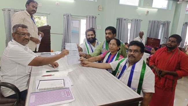 మున్సిపల్ వైఎస్ఆర్ పార్టీ చైర్మన్ అభ్యర్థిగా చిమట లక్ష్మి నామినేషన్