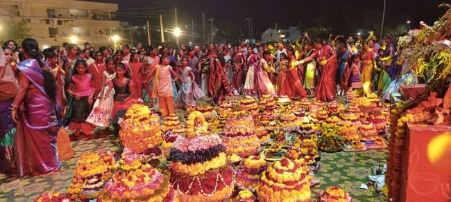 బొల్లారం డివిజన్ లో అంబరాన్నంటిన సద్దుల బతుకమ్మ సంబరాలు   బతుకమ్మ పాటలతో మార్మోగిన వీధులు.. ఆటపాటలతో అలరించిన మహిళలు