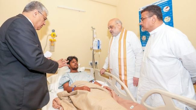 ఆసుపత్రికి వెళ్లి బాధితులను పరామర్శించిన కేంద్ర హోంమంత్రి అమిత్ షా
