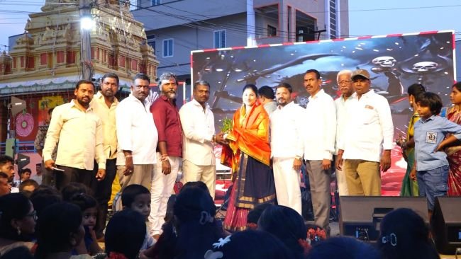 నందిగామలో ఘనంగా బతుకమ్మ సంబరాలు   * సంబరాల్లో పాల్గొన్న ప్రముఖ సింగర్ మంగ్లీ, జంగిరెడ్డినందిగామలో ఘనంగా బతుకమ్మ సంబరాలు * సర్పంచ్ ఎల్లగొని విక్రంగౌడ్ 