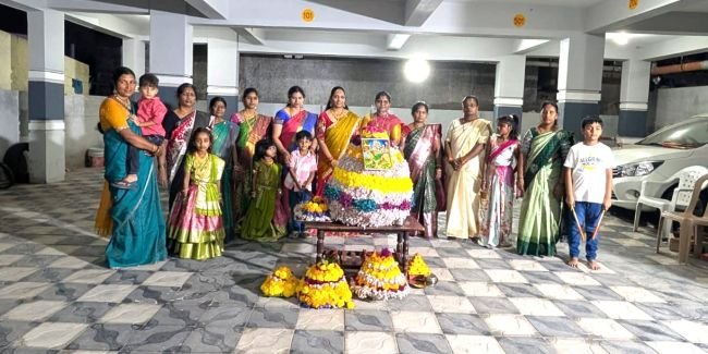  నెహ్రూ నగర్‌లో ఘనంగా సద్దుల బతుకమ్మ సంబరాలు