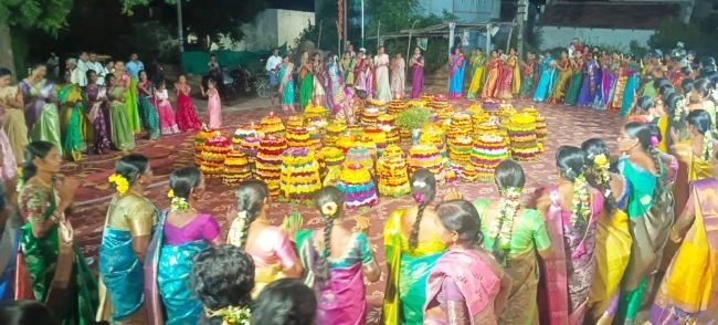 నిజాయితీగూడెంలో నింగినంటిన సద్దుల బతుకమ్మ సంబరాలు
