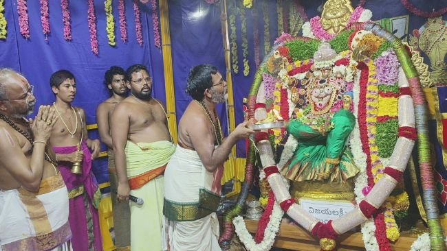 విజయలక్ష్మి అలంకారంలో ఆదిలక్ష్మి అమ్మవారి దర్శనం