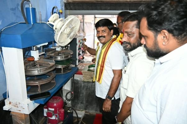 యువత వ్యాపార రంగంలోకి రావాలి