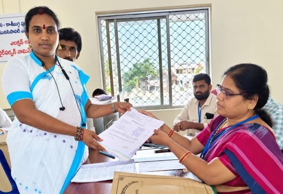 పలాస-కాశీబుగ్గ మున్సిపల్ చైర్ పర్సన్ గా కాంగ్రెస్ అభ్యర్థిగా బద్రి సీతమ్మ యాదవ్ నామినేషన్.