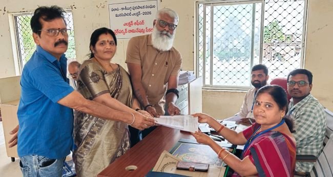 చైర్మన్ పీఠానికి టీడీపీ రెబల్ అభ్యర్థిగా మన్యాల రమ్య నామినేషన్.