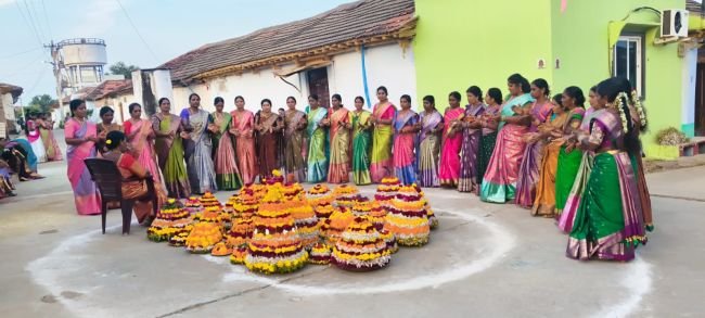 ఊరంతా ఒక్కటై.. ఒకే చెరువులో బతుకమ్మల నిమజ్జనం!