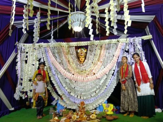 రూ.6 లక్షల నోట్లతో అమ్మవారి అలంకరణ  లక్ష్మీదేవి అవతారంలో దర్శనమిచ్చిన దుర్గామాత