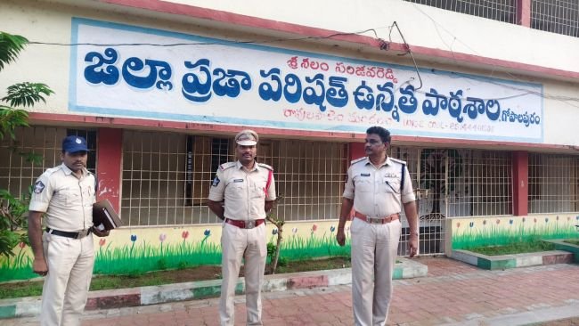 స్థానిక సంస్థల ఎన్నికల వేళ కొత్తపేట డీఎస్పీ ముందస్తు తనిఖీలు: గోపాలపురం పోలింగ్ కేంద్రం పరిశీలన.. 