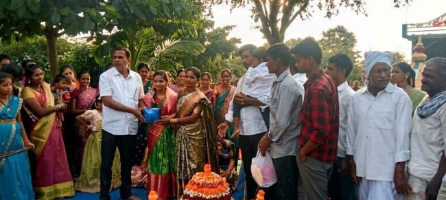 షాపూర్ గ్రామంలో ఘనంగా బతుకమ్మ సంబరాలు పాల్గొన్న సర్పంచ్ నాగేశ్వరరావు పాటిల్