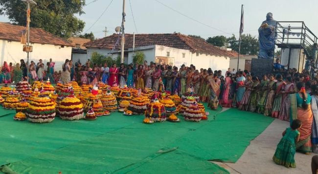 ముద్దాయిపేటలో ఘనంగా బతుకమ్మ సంబరాలు