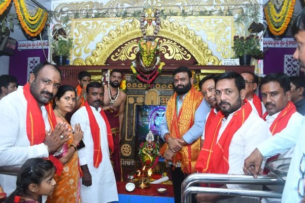 అష్టమి మహా హారతిలో పాల్గొన్న మాజీ ఎమ్మెల్యే పైలెట్ రోహిత్ రెడ్డి