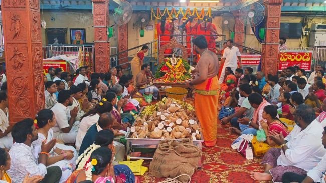  వాడపల్లి వెంకటేశ్వర స్వామి సన్నిధికి పోటెత్తిన భక్తులు: 'గోవిందా ముకుందా' నామస్మరణతో మార్మోగిన ఆలయం