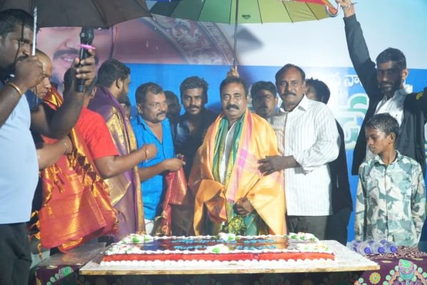 - అభిమాని కోసం వర్షంలోనూ కదిలిన ఎమ్మెల్యే.. కావలిలో ఘనంగా డేగ చంద్ర పుట్టినరోజు వేడుకలు..!
