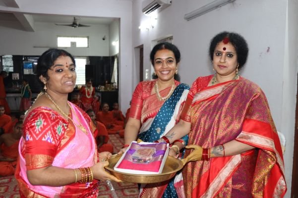 వేదపాఠశాలలో వస్త్ర పంపిణీ చేసిన నందమూరి మోహన రూపా, శ్రీమంతుని.. వేదపండితుల వేదాశీర్వచనం!