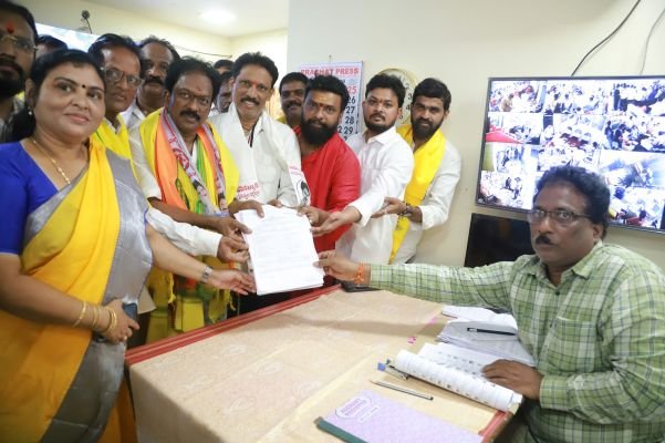 వైభవంగా రామచంద్రపురం మున్సిపల్ చైర్మన్ అభ్యర్థి మేడిశెట్టి శేషారావు నామినేషన్
