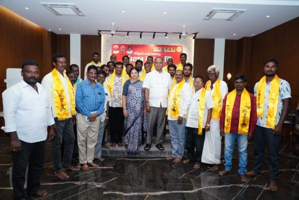 పంచేడు వైసీపీ శ్రేణులు టీడీపీ బాట.. 50 మందికిపైగా నేతల చేరిక  – ఎమ్మెల్యే వేమిరెడ్డి ప్రశాంతి రెడ్డి 