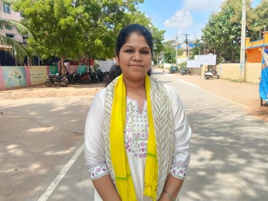 రాయదుర్గం 30వ వార్డు టీడీపీ అభ్యర్థిగా మౌనిక నామినేషన్ దాఖలు