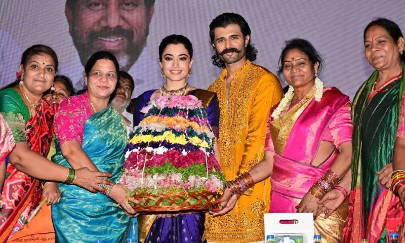 సద్దుల బతుకమ్మ వేడుకల్లో విజయ్ దేవరకొండ, రష్మిక మందన్న.. ట్యాంక్ బండ్ వద్ద 'రణబాలి' జంట సందడి!