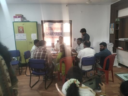 కళ్యాణదుర్గంలో మున్సిపాలిటీ కార్యాలయంలో అభ్యర్థుల నామినేషన్ల పరిశీలన.