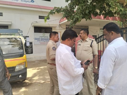 కళ్యాణదుర్గం మున్సిపాలిటీ కార్యాలయం వద్ద డిఎస్పి దైవప్రసాద్ ఆధ్వర్యంలో ప్రతిష్ట బందోబస్తు.