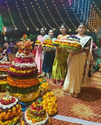 మన ఆడబిడ్డలందరికీ సద్దుల బతుకమ్మ శుభాకాంక్షలు :- వాలబోయిన దుర్గ భవాని