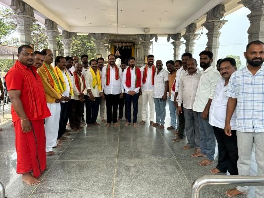 మహాలక్ష్మి ఆలయంలో దుర్గామాతకు కాంగ్రెస్ నేతల ప్రత్యేక పూజలు