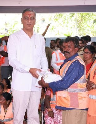 సిద్దిపేట స్వచ్ఛత వెనుక పారిశుధ్య కార్మికుల రెక్కల కష్టమే!