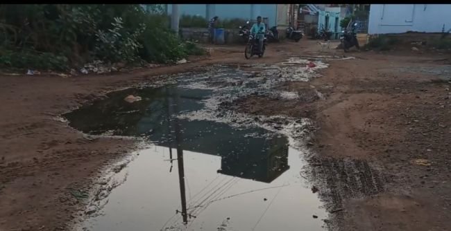 మురుగు ఇలా.. దుర్వాసన భరించేదెలా.!