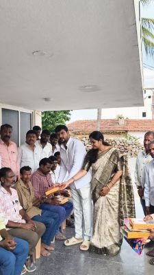పారిశుధ్య కార్మికులకు బట్టలు పంపిణీ