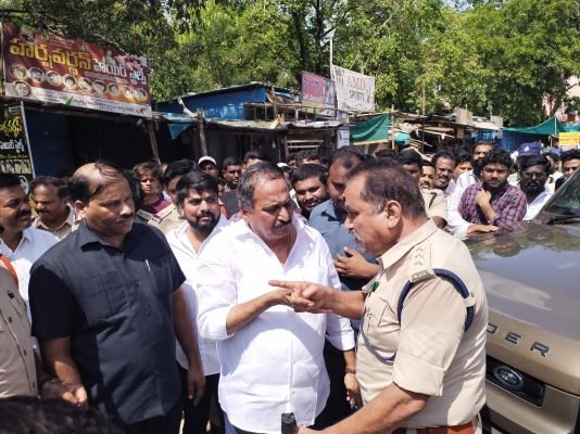 ఆత్మకూరు మున్సిపల్ కార్యాలయం వద్ద ఉద్రిక్తత 