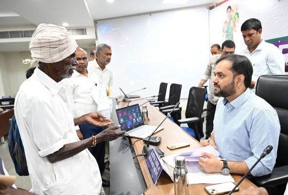 ప్రజావాణిలో 49 ఫిర్యాదులు స్వీకరించిన కలెక్టర్ దీపక్ తివారి
