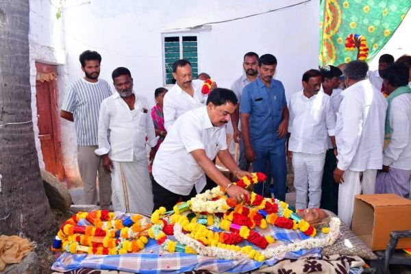 గాజుల శ్రీరాములు తల్లికి ఎమ్మెల్యే అమిలినేని నివాళులు  కంబదూరు మాజీ సర్పంచ్ కుటుంబానికి పరామర్శ.. ప్రగాఢ సానుభూతి
