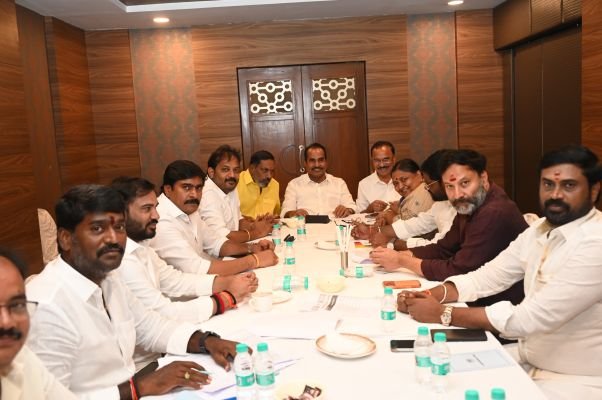 గెలుపే లక్ష్యంగా కూటమి వ్యూహరచన -స్థానిక ఎన్నికల్లో కూటమి జెండా ఎగరేలా సన్నాహక భేటీ -ప్రచారం, సమన్వయం, క్షేత్రస్థాయి వ్యూహంపై కూటమి నేతల సుదీర్ఘ మంతనాలు -తిరుపతి నగర అభివృద్ధికి కూటమి అభ్యర్థుల గెలుపు కీలకం : కూటమి నేతలు 
