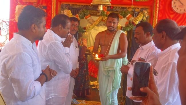శ్రీ దుర్గ భవాని అమ్మవారిని దర్శించుకున్న మాజీ ఎమ్మెల్యే