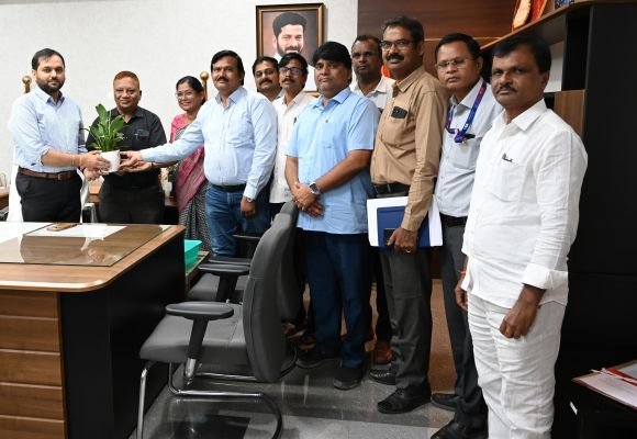 జిల్లా కలెక్టర్ దీపక్ తివారికి దసరా శుభాకాంక్షలు తెలిపిన జిల్లా అధికారులు