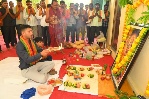 జిల్లా పోలీస్ కార్యాలయంలో.... ఘనంగా ఆయుధ, వాహన పూజలు. 